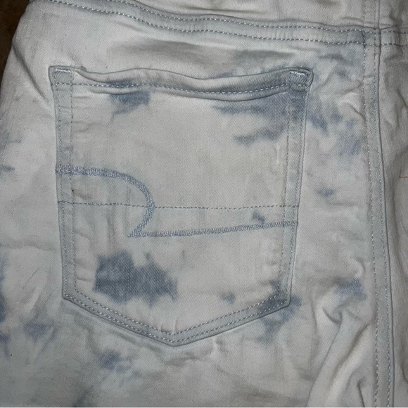 American Eagle Light Acid Wash High Rise Distressed Denim Shorts Size 8 - Picture 10 of 12